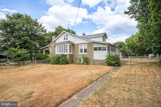 view of front of property with a front yard