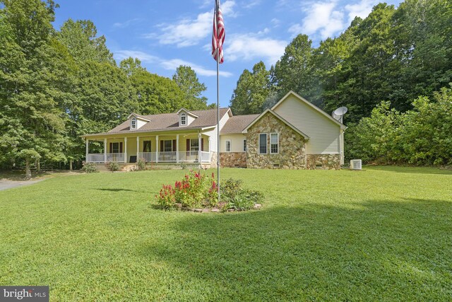 view of front facade featuring a porch and a front lawn