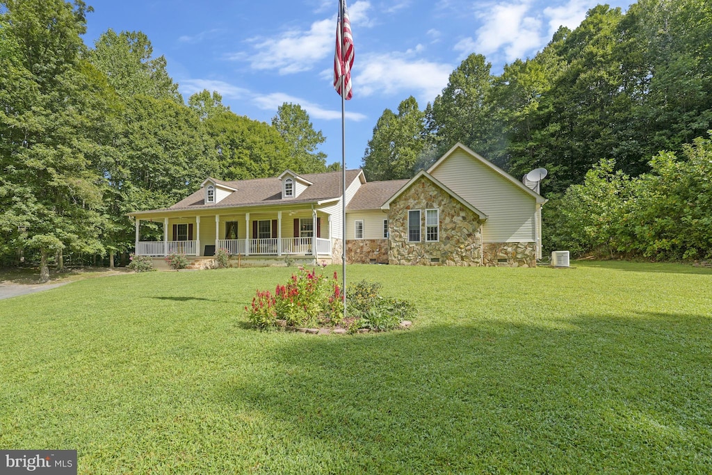 view of front of property with a front lawn and covered porch