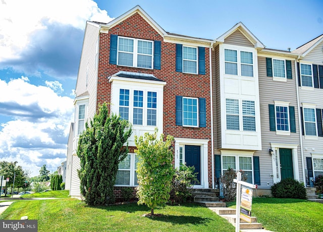 multi unit property featuring a front yard