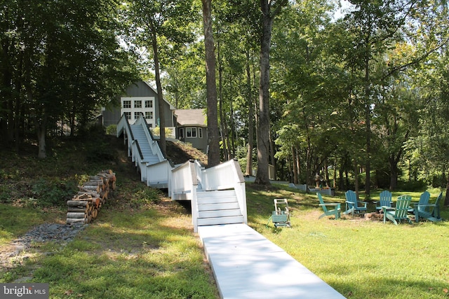 view of yard featuring an outdoor fire pit