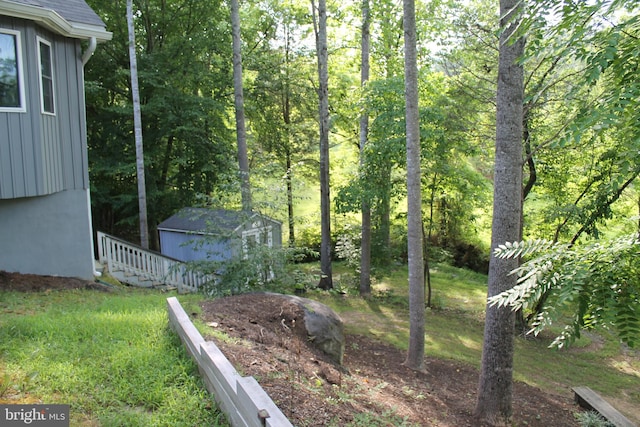 view of yard with an outdoor structure