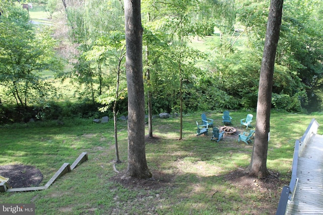 view of yard featuring a fire pit