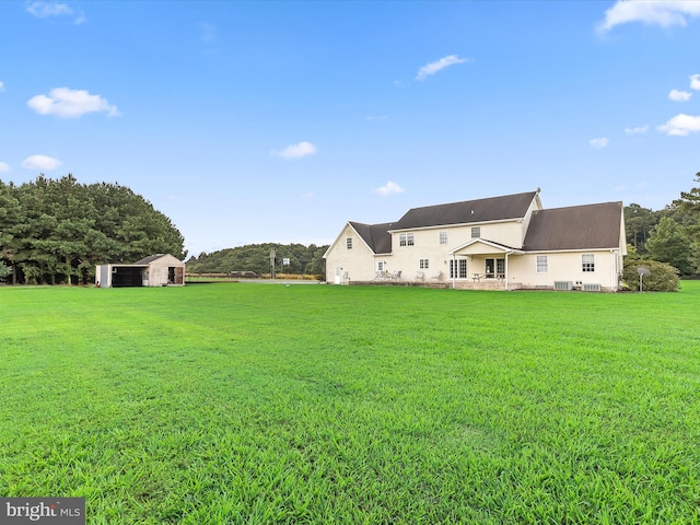 view of yard with a storage shed