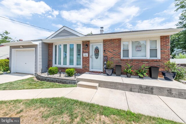 single story home featuring a garage