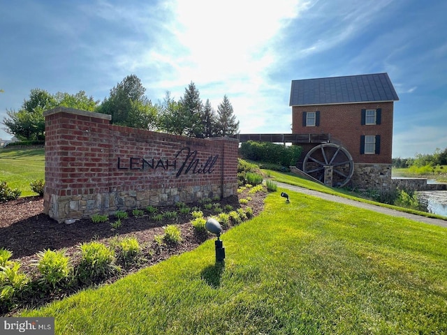 community sign with a lawn