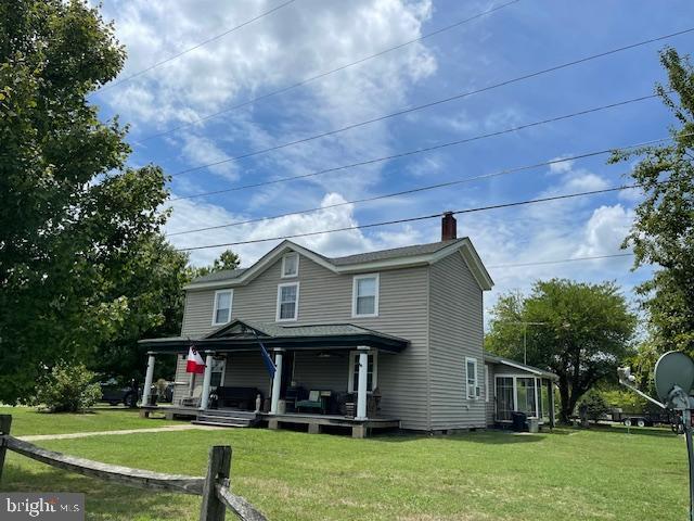 view of front facade with a front lawn