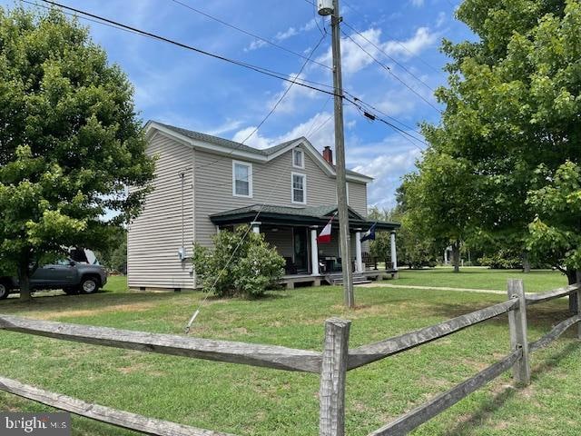 view of front facade with a front yard