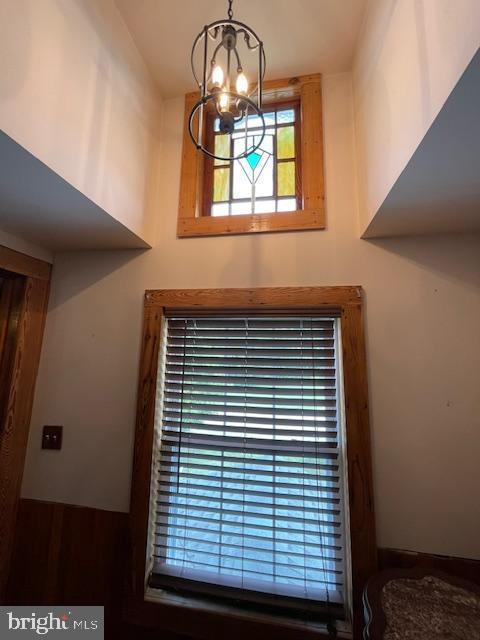 room details featuring an inviting chandelier