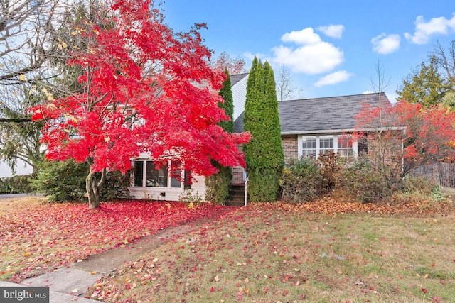 view of front facade with a front yard