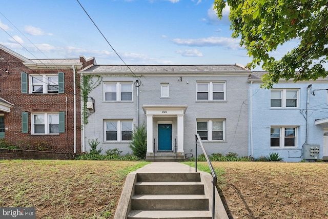 multi unit property featuring a front yard