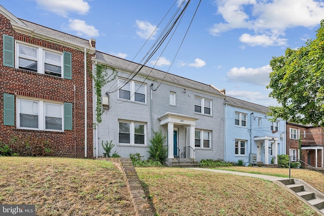 multi unit property featuring a front yard