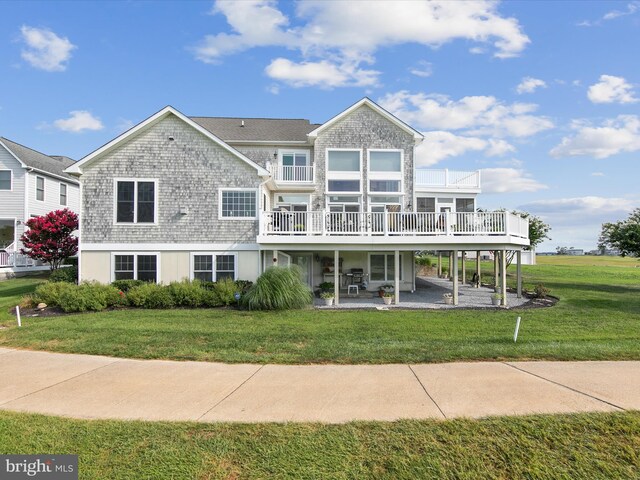 view of front of home featuring a patio, a front yard, and a deck