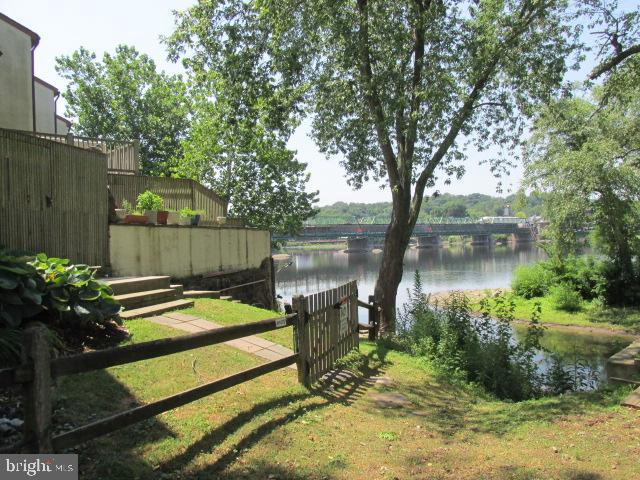 view of yard featuring a water view