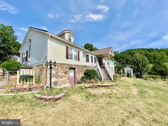 view of front of property with a front lawn