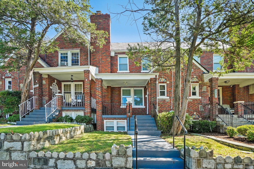 view of front facade with a porch and a front yard