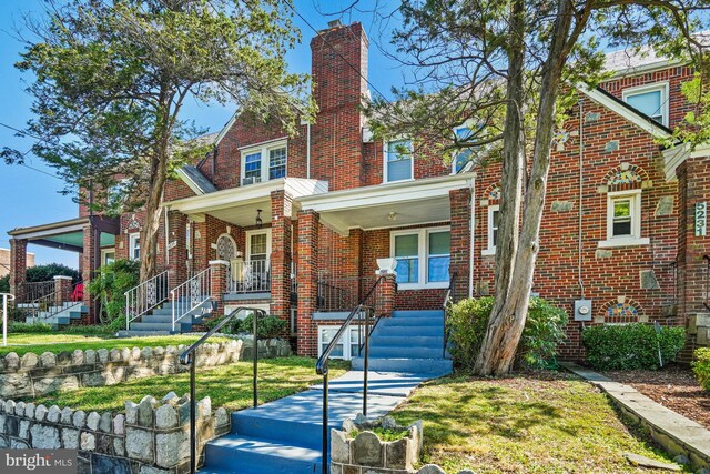 view of front of property featuring covered porch