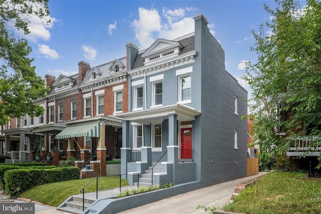 townhome / multi-family property featuring a front yard