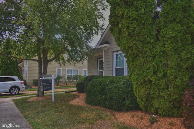 view of front of property featuring a front lawn