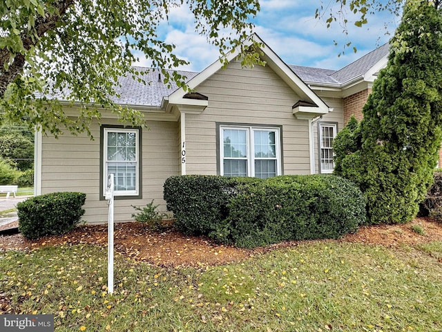 view of front of property featuring a front lawn