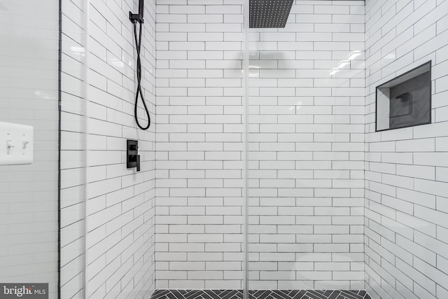 bathroom featuring tiled shower