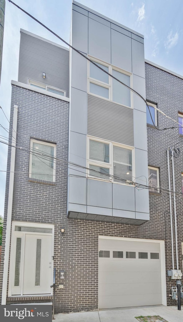 view of front facade with a garage