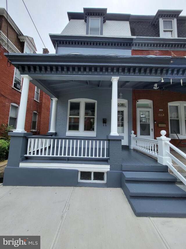 view of front of home featuring a porch