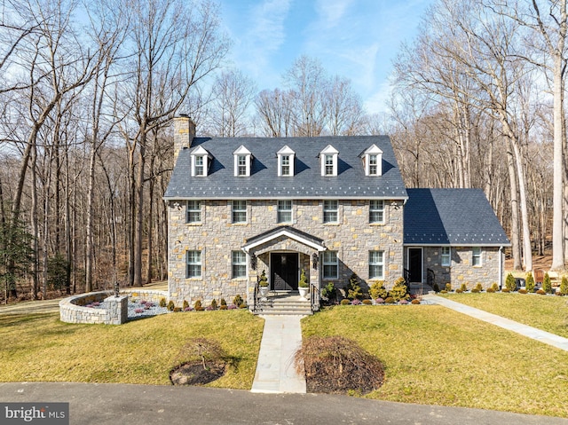 view of front of property featuring a front lawn