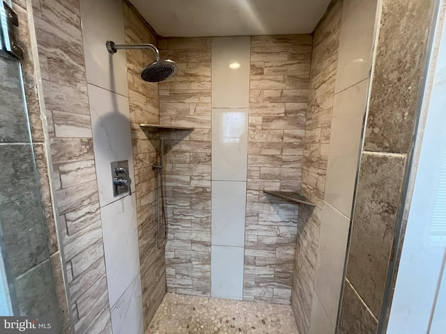 bathroom featuring tiled shower