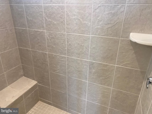 bathroom featuring a tile shower