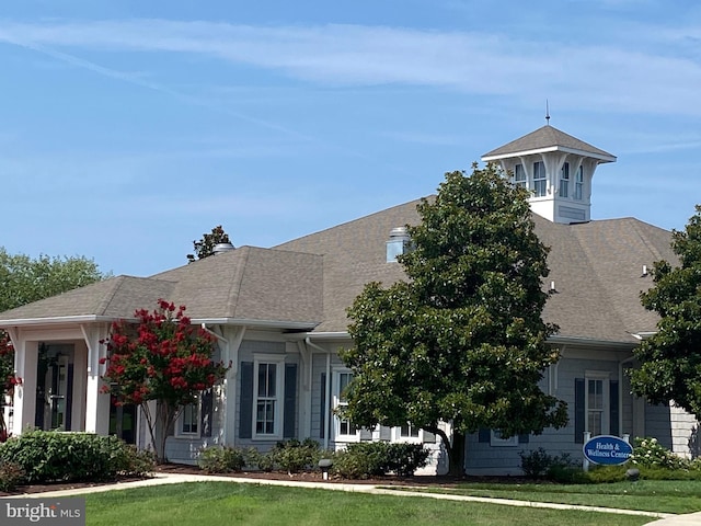 view of front facade with a front lawn