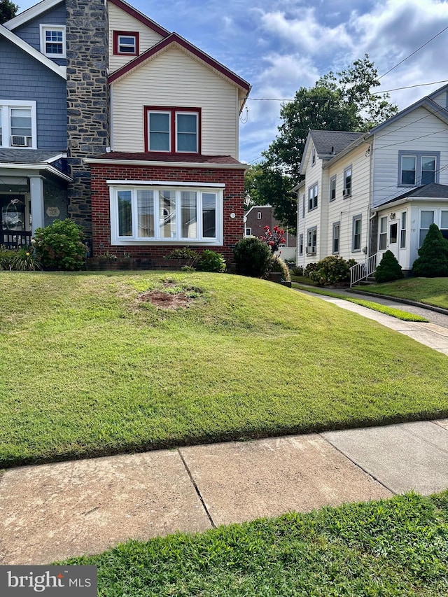 view of front property featuring a front yard