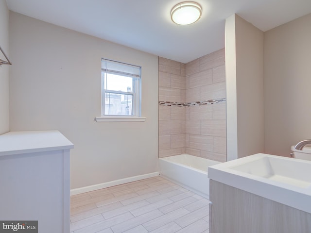 bathroom featuring tiled shower / bath combo