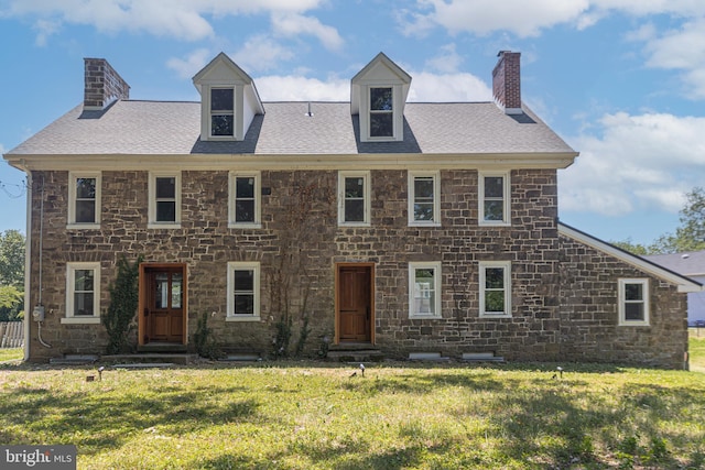 view of front of property with a front yard