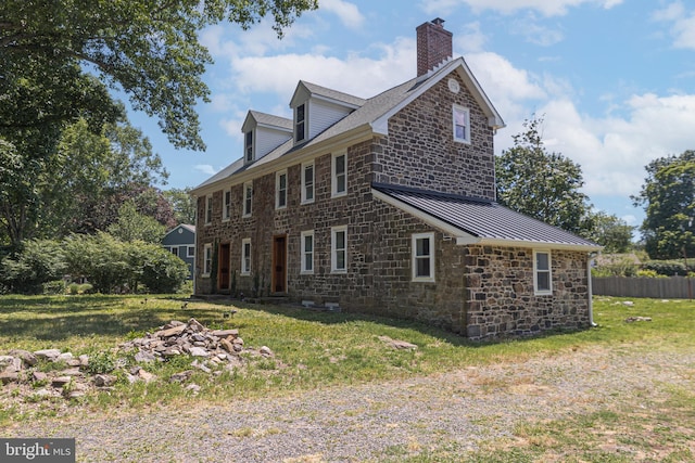 view of side of property featuring a lawn