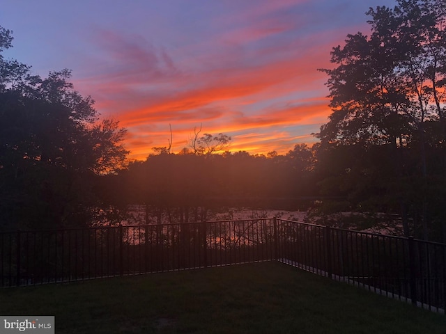 view of yard at dusk