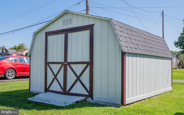 view of outdoor structure featuring a yard