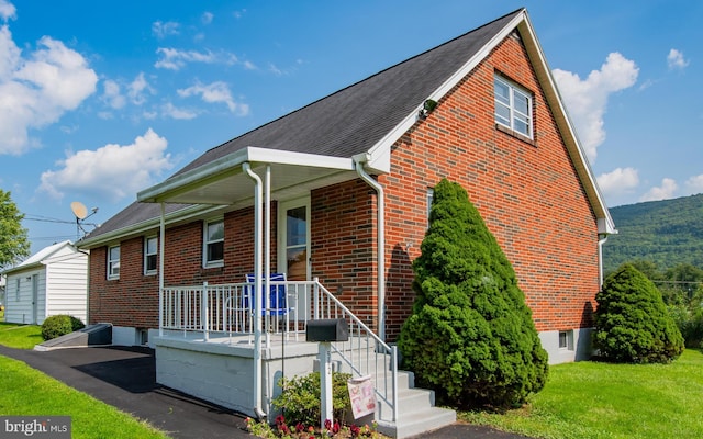 view of front of property featuring a front lawn