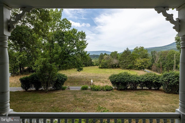 view of yard featuring a mountain view