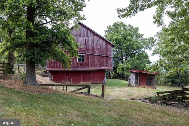 view of yard featuring an outbuilding