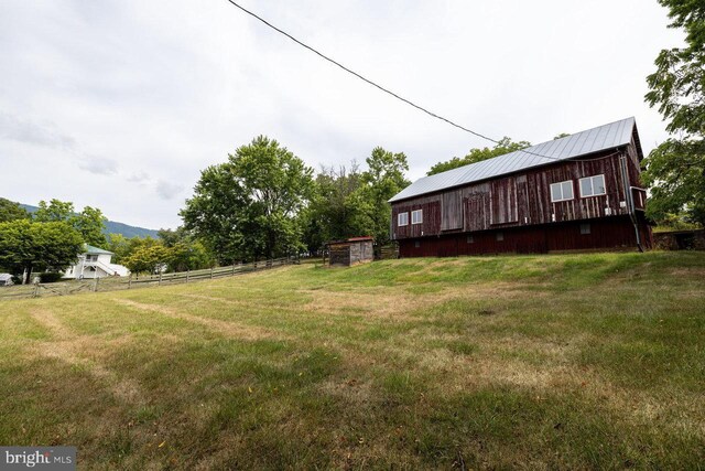 view of yard with an outdoor structure