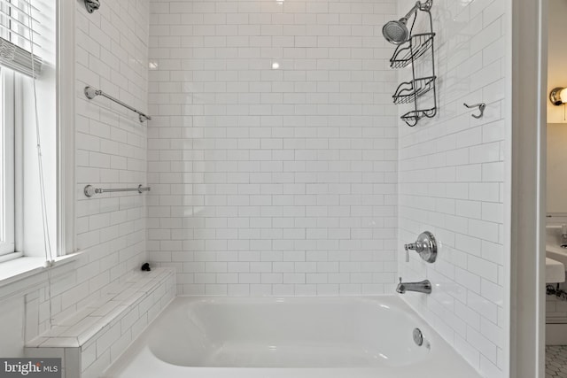 bathroom with tiled shower / bath combo