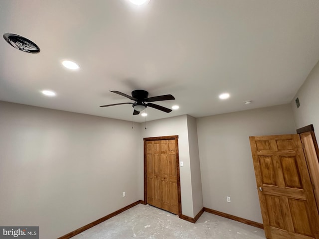 unfurnished bedroom featuring ceiling fan and a closet