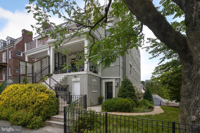 view of front of home featuring a balcony