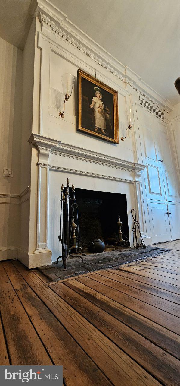 details with wood-type flooring and crown molding