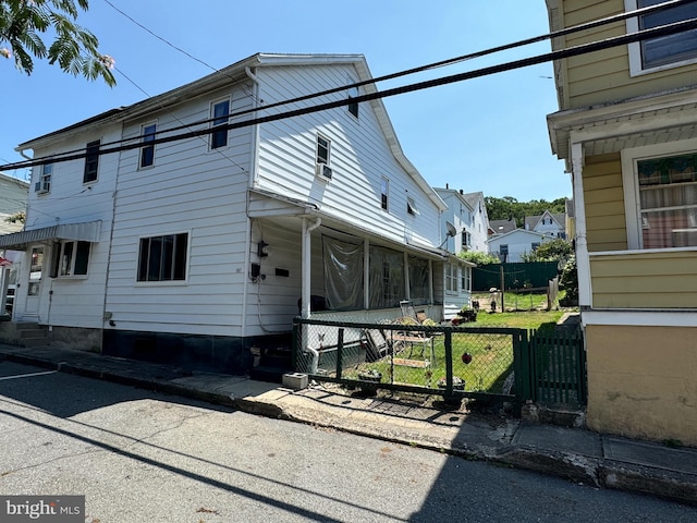 view of front of property with a front yard