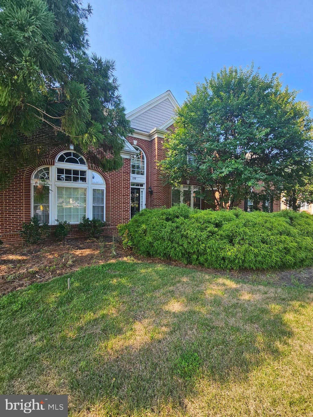 view of front of property featuring a front lawn