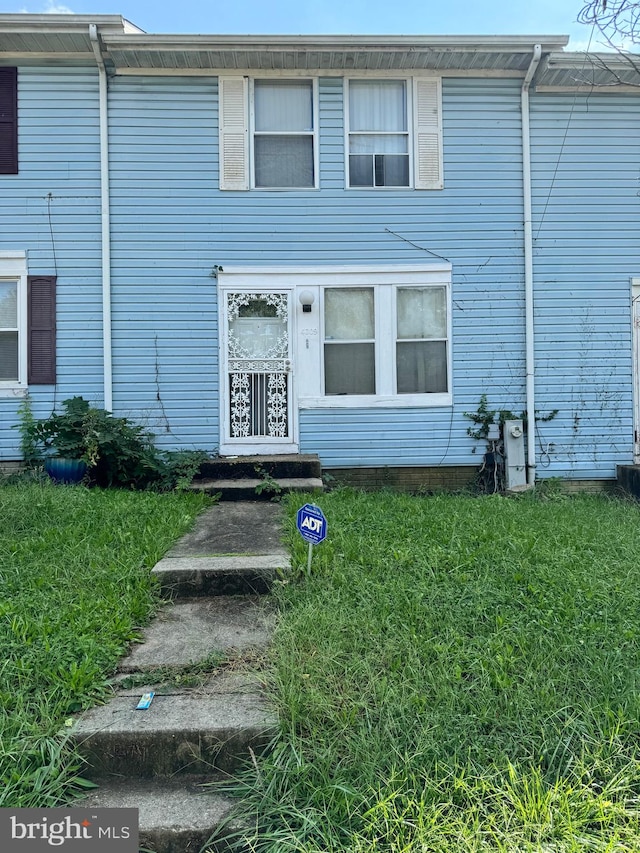 view of front facade featuring a front yard