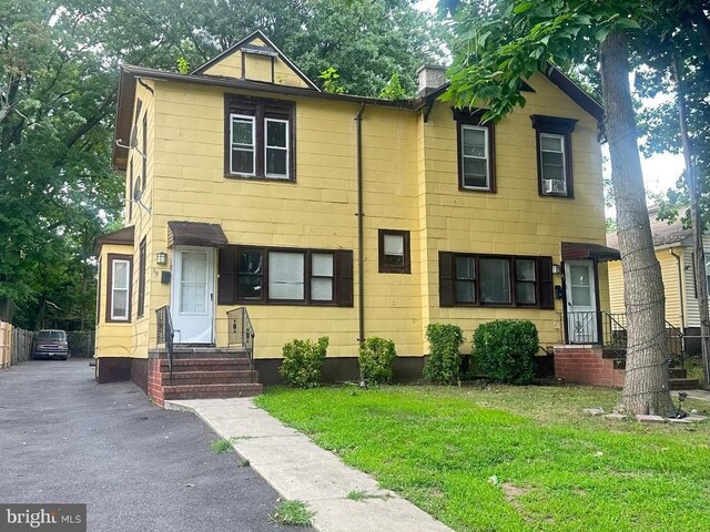 view of front of house featuring a front yard