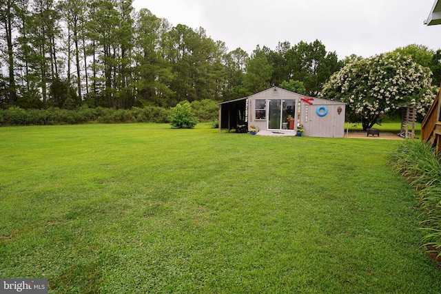 view of yard with an outbuilding